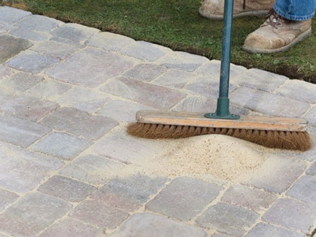 interlocking-paver-sand-to-fill-cracks